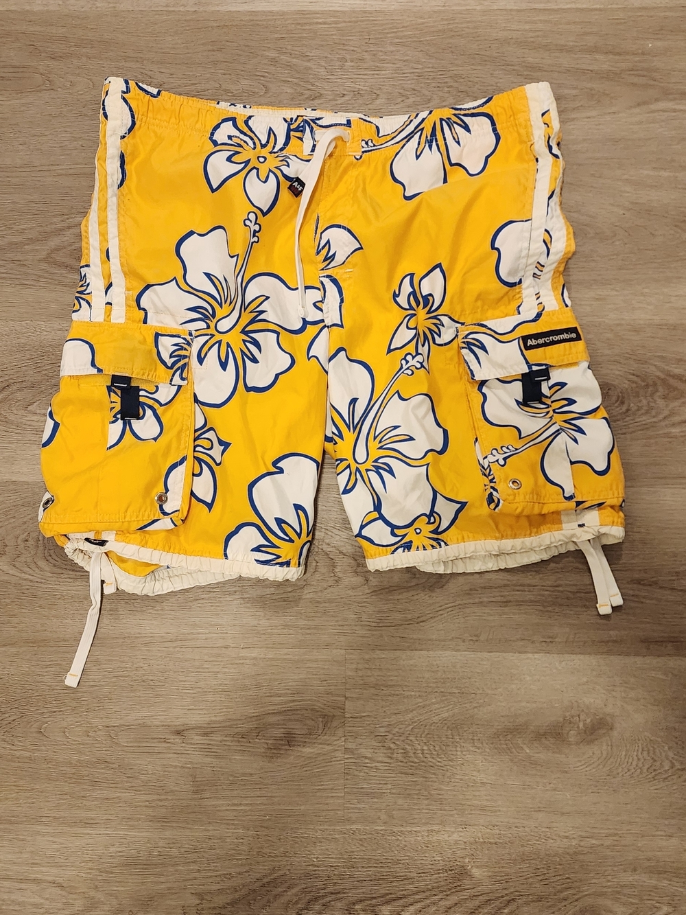 Abercrombie & Fitch Yellow and Blue Floral Swim Board Y2k Vintage Shorts 43X10"